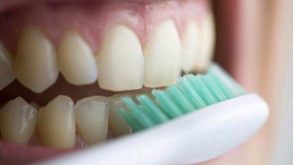 پیشگیری از زرد شدن دندان با ۷ روش خانگی و طبیعی