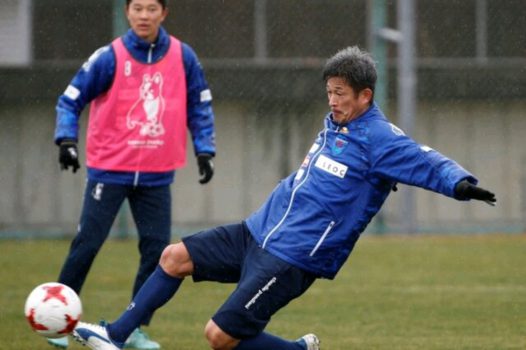 ژاپنی ۵۳ ساله چگونه همچنان فوتبال حرفه‌ای بازی می‌کند؟!