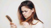 چه زمانی بخاطر ریزش مو به دکتر مراجعه کنیم؟