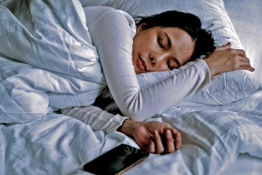 چرا نباید کنار تلفن همراه خود به خواب برویم