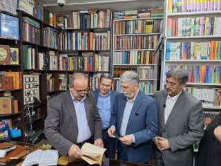 بازدید وزیر فرهنگ و ارشاد از کتابفروشی خایدالو خرم آباد